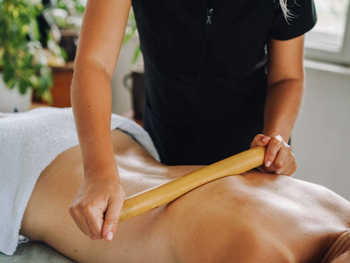 Massage relaxant aux tiges de bambou